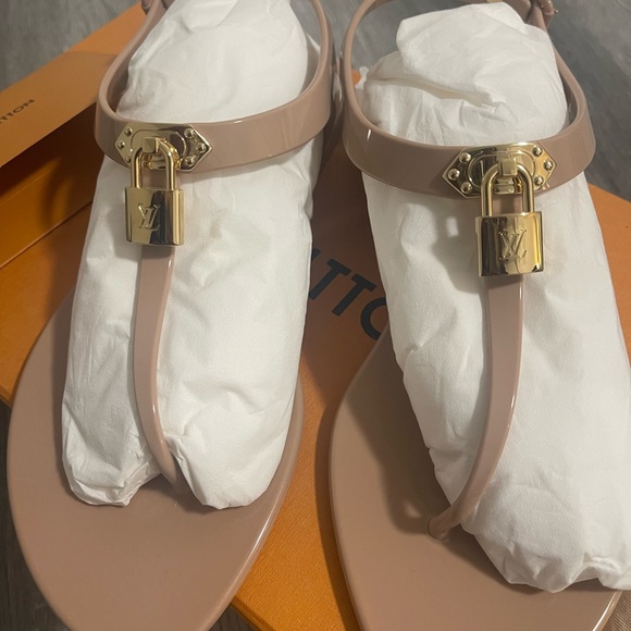 Louis Vuitton Bikini Flat Sandal (AMKS1AGONUN400) - Picture 9 of 11